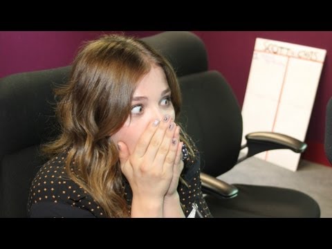 Chloë Grace Moretz realises it's Chris Stark from Mila Kunis - UC-FQUIVQ-bZiefzBiQAa8Fw