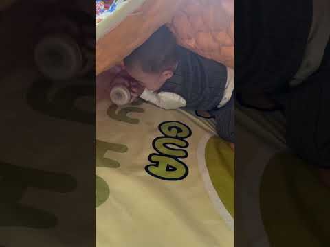 Bé yêu vui chơi bú sữa