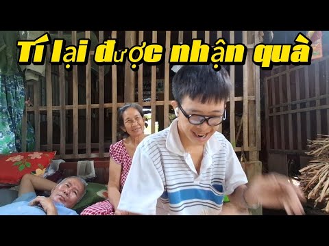 Tí lục bình nhận quà của chị Linh Đào 