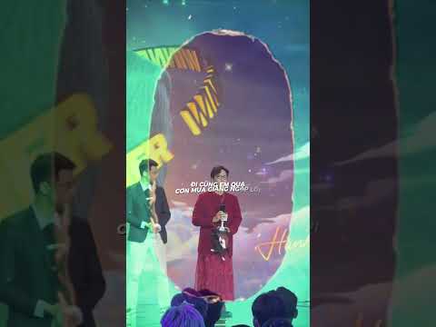 BLV Hùng Cam được xướng tên ở hạng mục Bình Luận Viên được yêu thích 🎉 Mang hẳn cờ WAG ra sân khấu 🔥