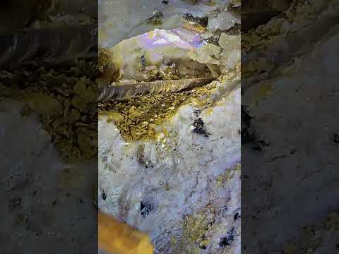 #gemquality #crystals #stone #naturalamethyst #quartz #gemstones #nature #crystalsdotcom #mountains