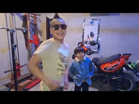 Clark y su corte de pelo