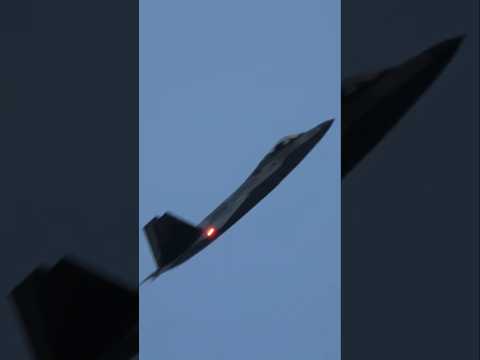 夜空へGo!F-22がナイトフライトへ離陸!