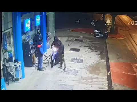 Βίντεο από την ένοπλη ληστεία σε βενζινάδικο στο Ελληνικό | CNN Greece