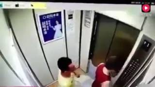 Hati - hati  kalau berada dalam lift