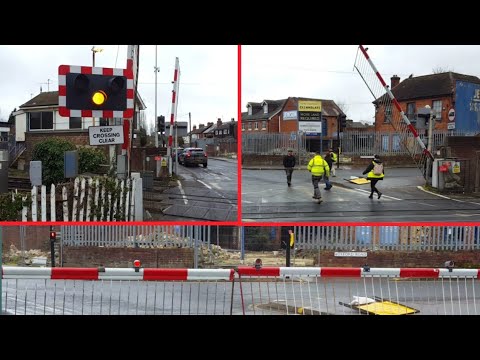 1080P | Bells, Hangman, Broken Boom Lights at Wokingham Level Crossing [Berks, 18/02/23]