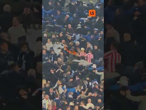 <strong>Lone</strong> Sunderland Fans Join In With The Poznań 😆