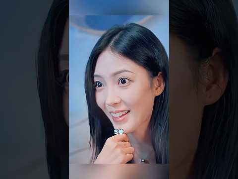 La chica se convierte en un gato todas las noches.