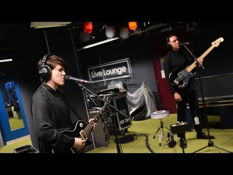 The xx - Sunset in the Radio 1 Live Lounge - UC-FQUIVQ-bZiefzBiQAa8Fw