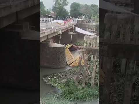Truk Pengangkut Tanah Terjebur ke Sungai Citarum Timur Subang #subang#shorts #shortvideo #short