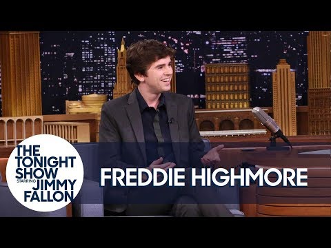 Freddie Highmore Chased an NBC Universal Studio Tour Dressed as Norman Bates - UC8-Th83bH_thdKZDJCrn88g