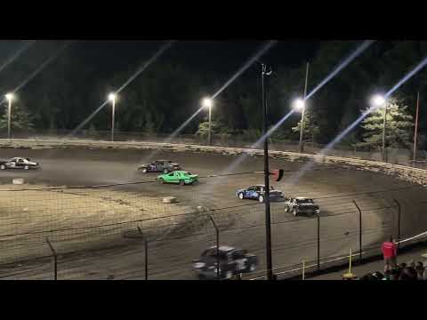 Spectator 25 Lap Feature Race (the finish, 5-5) Saturday 8-10-2024 at Sycamore Speedway - dirt track racing video image