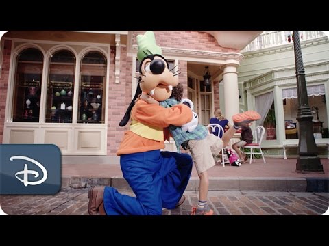 First Hug | Walt Disney World Resort - UC1xwwLwm6WSMbUn_Tp597hQ