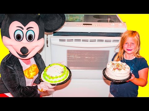 Assistant Cake Making Contest with Mickey Mouse  and Minnie Mouse - UC44eGZ76AJLHAxPaJ_MW2RA