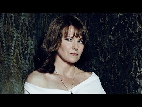 Ash vs. Evil Dead: Lucy Lawless Interview - NYCC 2015 - UCKy1dAqELo0zrOtPkf0eTMw