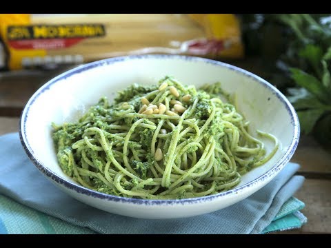 Pasta con pollo y pesto de apio - UCvg_5WAbGznrT5qMZjaXFGA