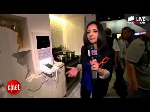 Sharon Vaknin tours the LG booth at CES 2013 - UCOmcA3f_RrH6b9NmcNa4tdg