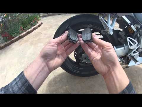 Come si sostituiscono le pastiglie del freno posteriore della Honda CBR 600F?