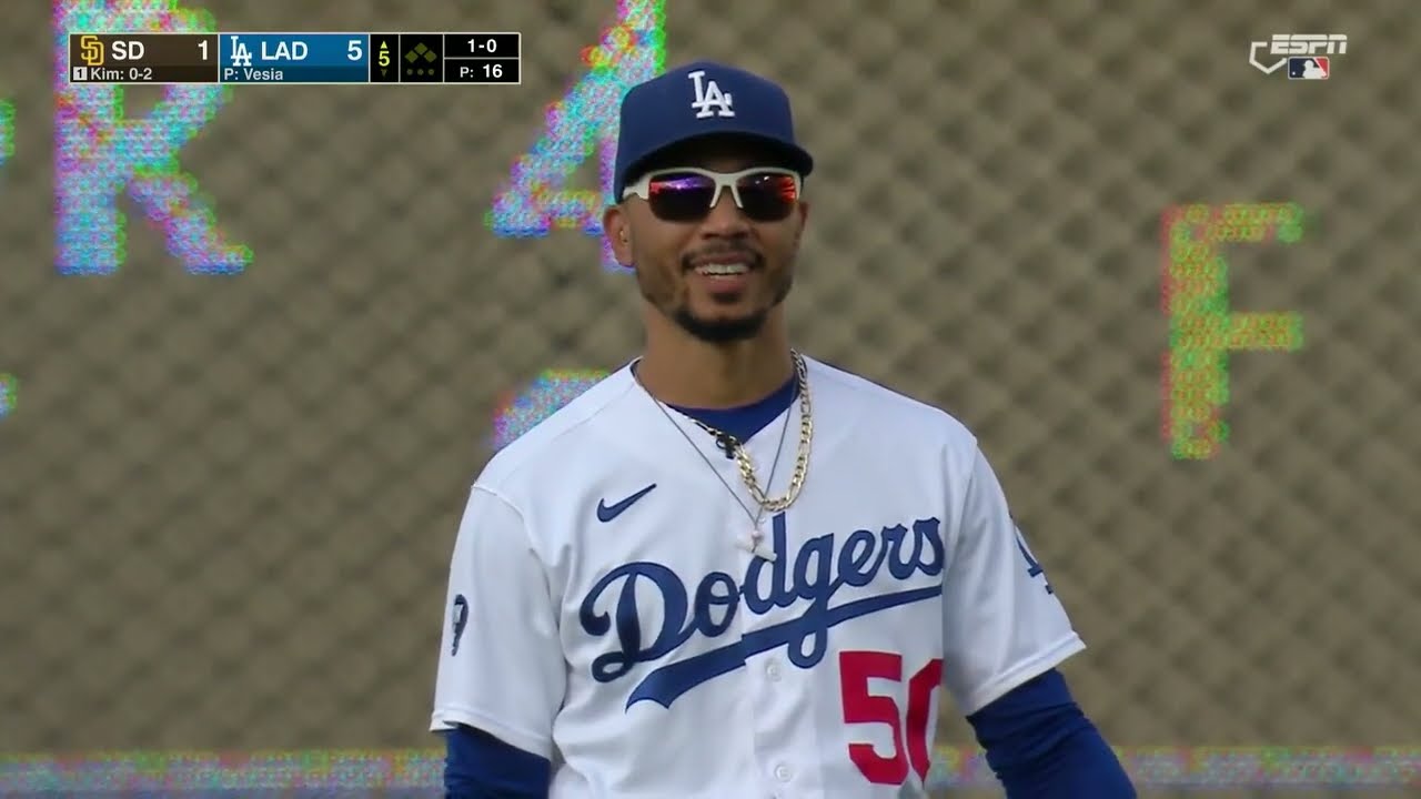 Mookie Betts MIC’D UP in-game interview from Dodgers vs. Padres! (Marvels over Juan Soto’s eye 🤣)