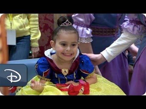 Disney Parks Moms Panel | Pretty as a Princess | Bibbidi Bobbidi Boutique - UC1xwwLwm6WSMbUn_Tp597hQ