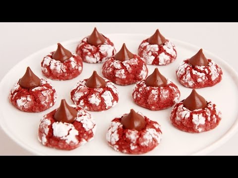 Red Velvet Crinkle Kisses Recipe - Laura in the Kitchen Episode 854 - UCNbngWUqL2eqRw12yAwcICg