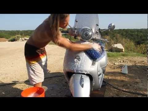 This is how I wash my Vespa - Part 1 - UCTs-d2DgyuJVRICivxe2Ktg