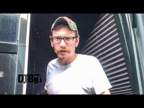 Never Shout Never - BUS INVADERS Ep. 865 [Warped Edition 2015] - UCybDimFZ3eoUQxSArdqCe9g