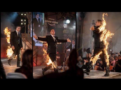Video - Akshay Kumar Set himself on FIRE on Ramp Walk | Bollywood LIVE