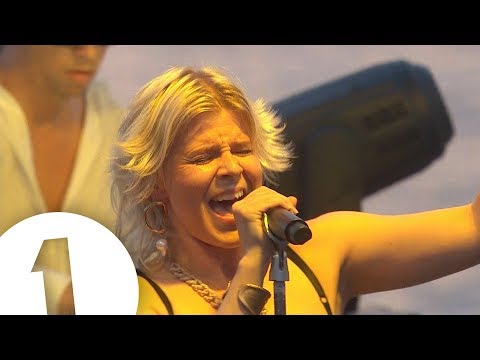 Robyn - Radio 1 in Ibiza 2018 - Café Mambo | FLASHING IMAGES - UC-FQUIVQ-bZiefzBiQAa8Fw