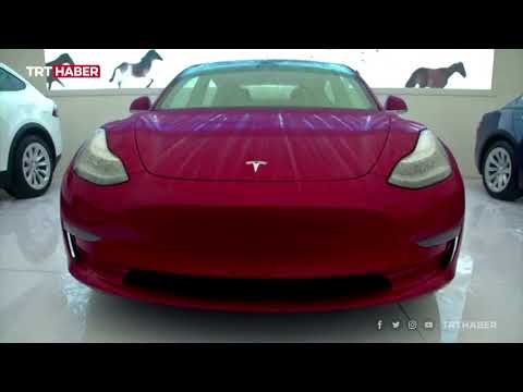 Tesla’ya ilginç protesto: Fuarda arabanın üzerine çıkarak bağırdı