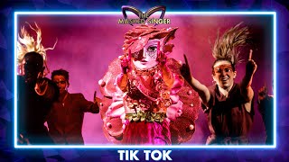 Roos - ‘Tik Tok’ | Aflevering 1 | The Masked Singer | VTM