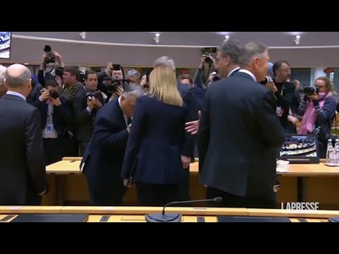 I leader Ue al Consiglio europeo straordinario a Bruxelles: Orbàn e il baciamano a Metsola
