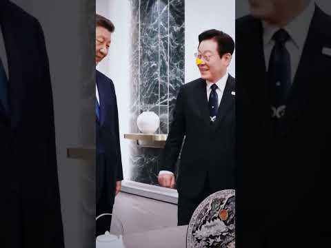 رئيس #كوريا_الجنوبية أحرج #شي بمزحة.. لكن التنين رد الصاع صاعين بهاتف "شاومي"!