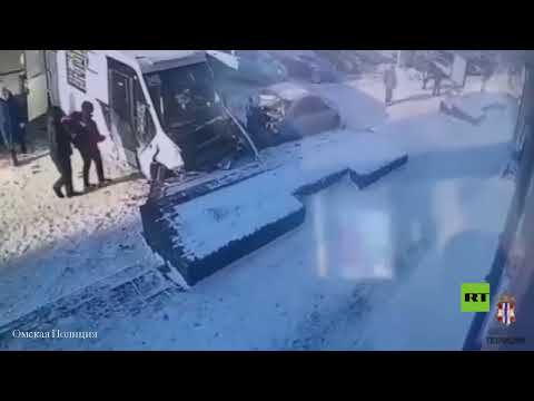 روسيا.. سائق يتعرض لنوبة ويفقد السيطرة على حافلته لتحطم 5 سيارات