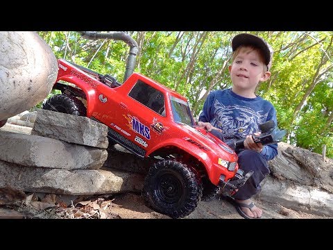 MOE & Dad Play w/ Red & Blue Trucks on the Backyard Trail Course! | RC ADVENTURES - UCxcjVHL-2o3D6Q9esu05a1Q