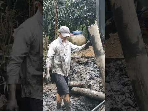 Bờ kè vừa xong, mưa kéo đến liền! Finished the dike just in time before the rain!