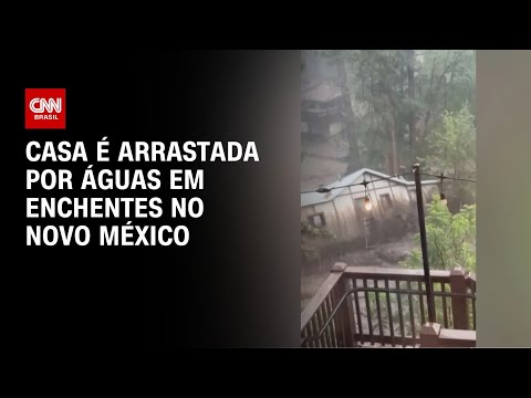 ​Casa é arrastada por águas em enchentes no Novo México | BASTIDORES CNN