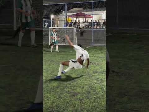 Time precisando de gol e o atacante #futebol #ecosdaarquibancada #shortvideo #viralshorts