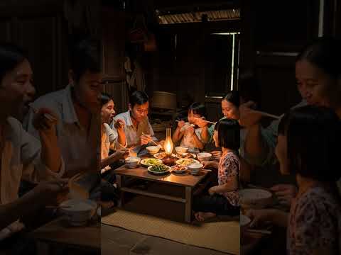 Gia đình nông dân quây quần bên mâm cơm tối, ánh đèn dầu chiếu sáng