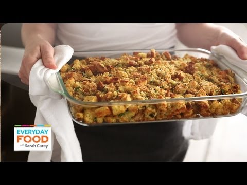 Bacon-Cornbread Stuffing | Thanksgiving Recipes | Everyday Food with Sarah Carey - UCl0kP-Cfe-GGic7Ilnk-u_Q