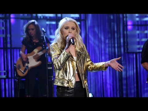 Zara Larsson Performs 'Never Forget You' with MNEK - UCp0hYYBW6IMayGgR-WeoCvQ