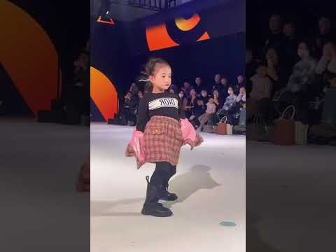 Diễn nhanh còn về uống sữa 😝 #kidmodel #catwalkmodel #begaidangyeu #trinhdienthoitrang #thoitrangt