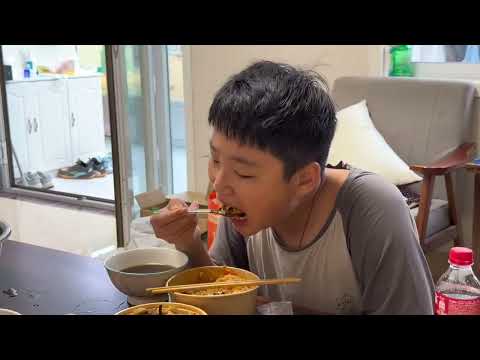 发个库存吧。前两天临近中秋准备买点东西出门,给弟弟妹妹安排好外卖了,结果一看监控 包子铺排队的又好几排了,着急忙慌的火速支援 下班已经深夜了,门也没出成……那就在这里祝大家中秋快乐吧!#中秋节快乐