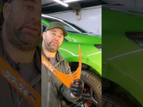 Dellenreparatur mit einem orangefarbenen Werkzeug!