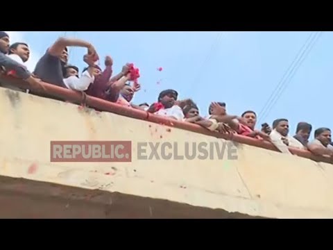 Video - Crowd SHOWERS Rose Petals On Hyderabad Cops After The Encounter Of All Rape Accused #India