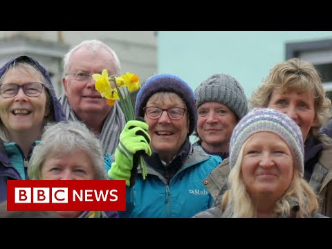 Tiny Scottish town opens arms to Ukrainian refugees – BBC News