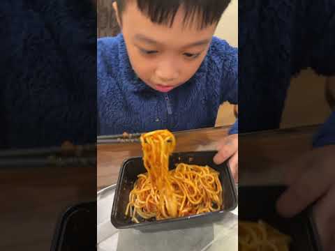 Ăn mỳ ý sốt cà chua