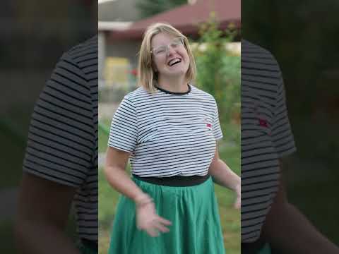 KAROLINA ZAWSZE CHODZI NA BOSO. BUTY ZAKŁADA OD ŚWIĘTA  | Życie na kredycie #shorts