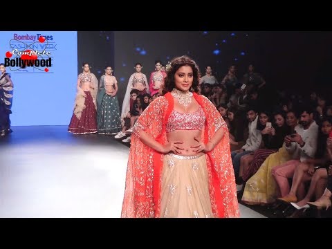 WATCH #Bollywood | SHRIYA SARAN Walks The RAMP For Ashwini Reddy At Bombay Times #Fashion Week Day 2 #India #Special