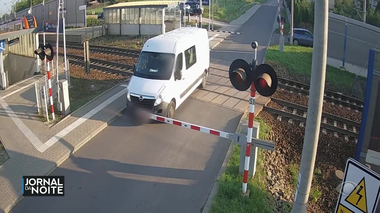 Motorista de van fica presa em linha ferrea e é atingido por trem